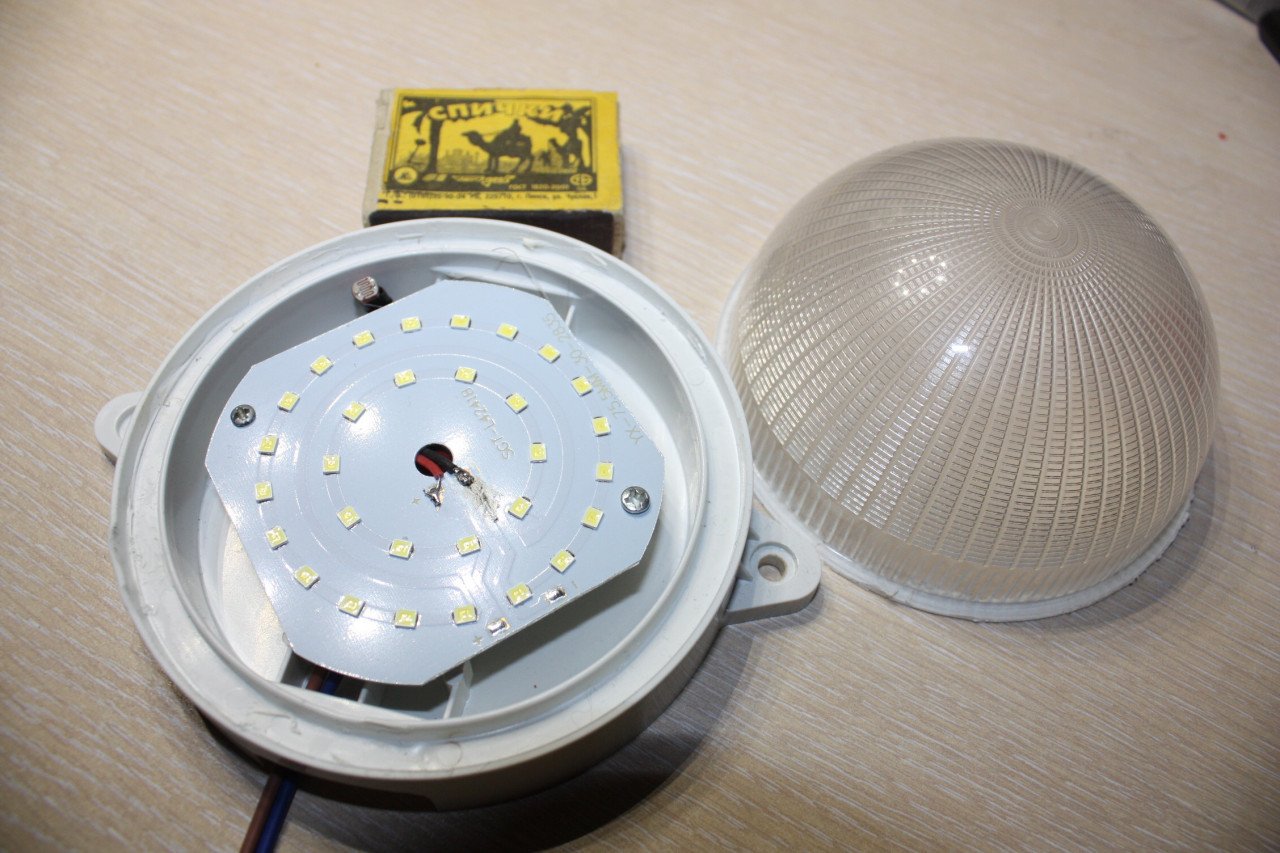ДБО 10-5-005. Светодиодный светильник для ЖКХ с фотошумовым датчиком